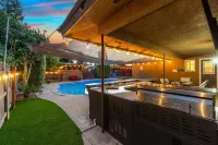 Marvel home w/ Pool, Gazebo, Movie Room, Gym, Traeger - บังกะโล