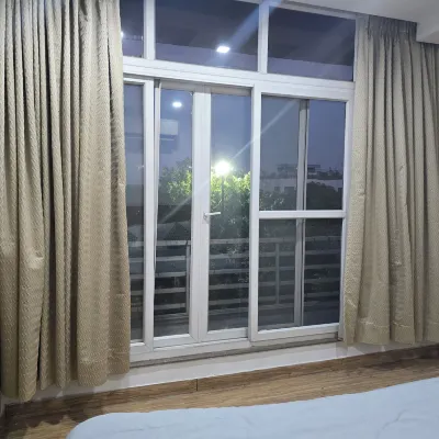Slepyy Fox Hotel dekat Stasiun Metro Moolchand