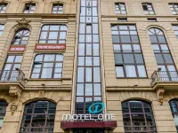 Motel One Frankfurt-Hauptbahnhof Hotels near Stadel Museum