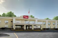 Red Roof Inn & Suites Newburgh - Stewart Airport/ West Point - parking