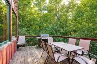 Northern Comfort Overlooking Caribou Lake- Spacious and Secluded - de charme