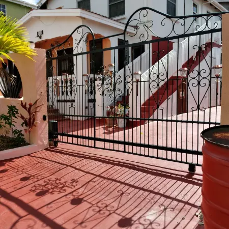 Tropical Apartment with private patio, Walk to Beaches, Shops and Cafes