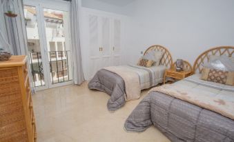 Modern 2 Bed ,2 Bathroom Refurbished Apartment , Outstanding Sea and Golf Views