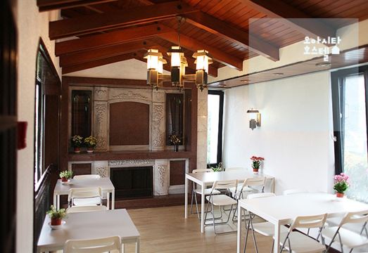 오아시타 호스텔의 공용 공간 또는 침실 내부