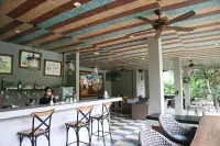 Amanuba Hotel & Resort Rancamaya Bogor - bar