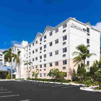 Hampton by Hilton Grand Cayman Seven Mile Beach Hotel Exterior