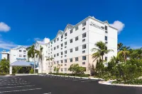 Hampton by Hilton Grand Cayman Seven Mile Beach Hotel dekat Porto di Georgetown (Port of George Town)