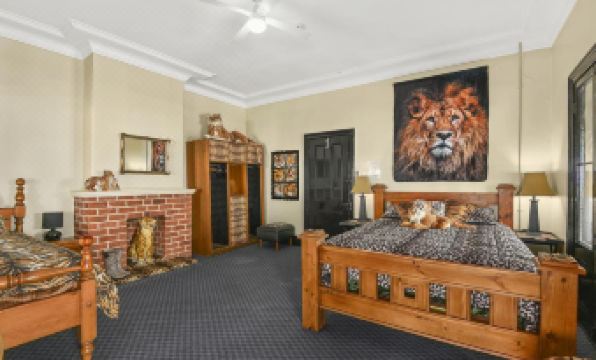 Railway Hotel - Housity