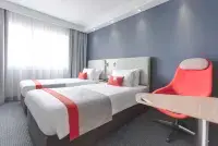 Holiday Inn Express Luzern - Neuenkirch by IHG - parking
