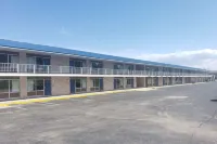 Days Inn & Suites by Wyndham St. Ignace Lakefront - parking