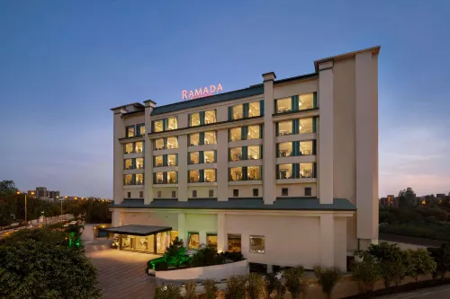 Ramada by Wyndham New Delhi Pitampura - ที่มีสระว่ายน้ำ