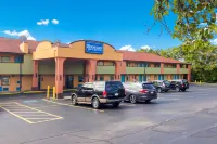 Rodeway Inn & Suites Monroeville-Pittsburgh - Parking