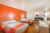 Motel 6 Redding, CA - South - Swimmingpools