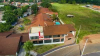 Hotel 365 فنادق في Coxipo da Ponte