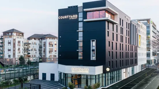 Courtyard Paris Creteil