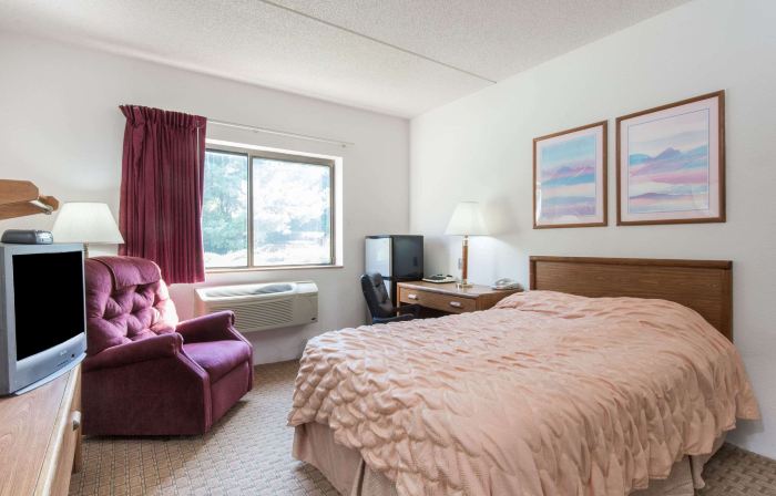 Super 8 by Wyndham Groton