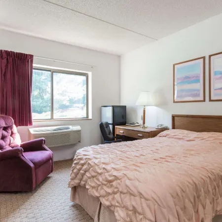 Super 8 by Wyndham Groton