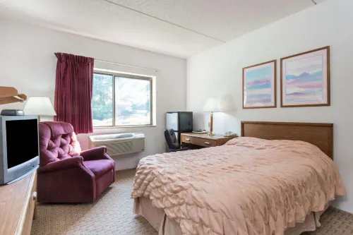 سوبر 8 باي ويندام غروتون فنادق في غروتون