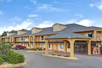 Red Carpet Inn and Suites Newnan GA فنادق في Newnan