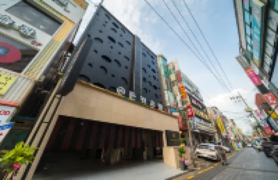 Seongnam Donkihotel Hotels near Moran Station