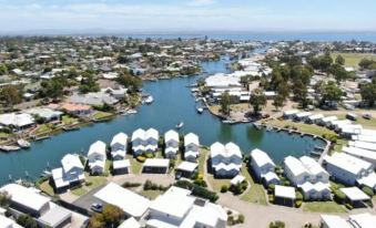 Captains Cove Resort - Waterfront Apartments