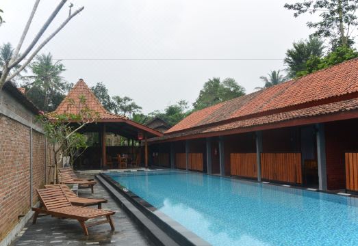 와히드 보로부두르의 수영장과 객실