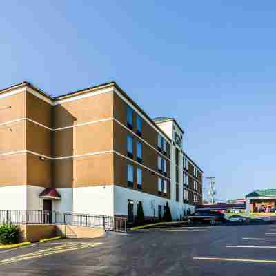 Quality Inn & Suites Hotel Exterior