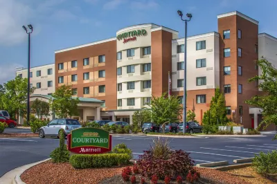 Courtyard Greensboro Airport Hotel in zona Paul J Ciener Botanical Garden