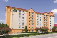 La Quinta Inn & Suites by Wyndham Dallas North Central Hotels near Longchamp