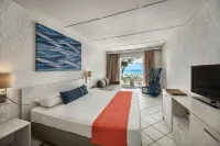 Astroea Beach Hotel فنادق في Pointe d'Esny