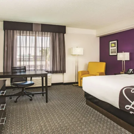La Quinta Inn & Suites by Wyndham Las Vegas Summerlin Tech Отели рядом с достопримечательностью «Поле для диск-гольфа Mountain Crest Disc»
