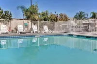 Holiday Inn Express Delano Hwy 99