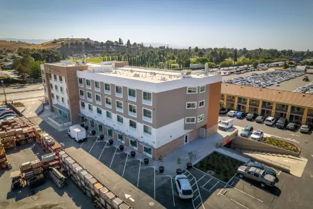 Holiday Inn Express & Suites San Jose – Silicon Valley Отели рядом с достопримечательностью «Хэппи Холлоу парк и зоопарк»