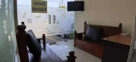 Hotel Piknik Klaten Отели в г. Клатен