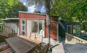 Ted's Cottage Near Little Oneroa Beach by Waiheke Unlimited