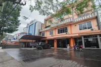 Grand Kembar Hotel Mitra RedDoorz Hotels in Regol