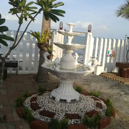 S.N. Plytorn Beach Hotel Отели рядом с достопримечательностью «Wat Chedi»