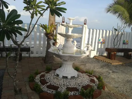 S.N. Plytorn Beach Hotel Отели в г. Сичон