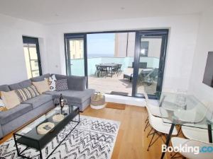 Modern Home for Small Groups by Stones Throw Apartments - Free Parking - Sea View