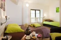 Logis Hôtel l'Auberge de Larressingle Hôtels à : Maignaut-Tauzia