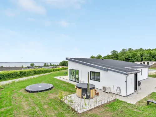 "Constantin" - 500m from the Sea Hotels in Sjolund