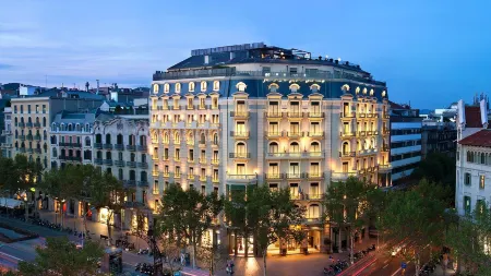 Majestic Hotel & Spa Barcelona GL Отели рядом с достопримечательностью «Gaudi Experience»
