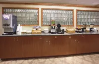 La Quinta Inn & Suites by Wyndham Appleton College Avenue - breakfast