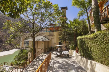 Raga on the Ganges Отели рядом с достопримечательностью «Star Trekk Adventure Beach Camp Side»