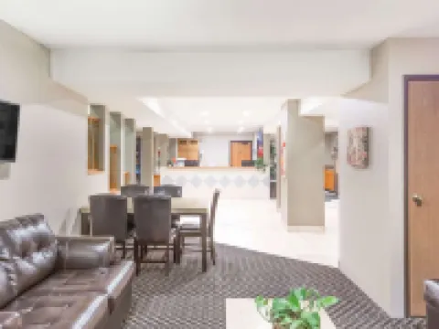 雷丁速8酒店 雷丁酒店