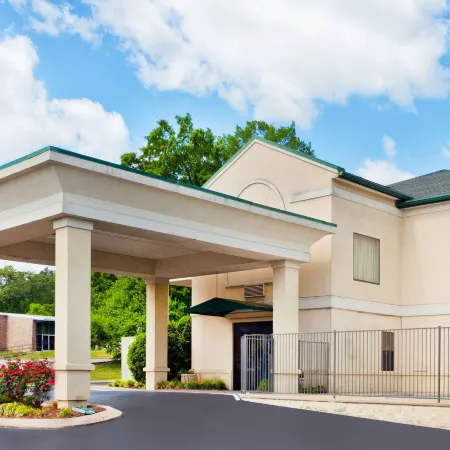 Super 8 by Wyndham Ft. Oglethorpe GA/Chatt TN Area Отели в г. Катуса