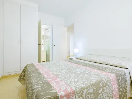 Miralmar Отели рядом с достопримечательностью «Punta Larga»