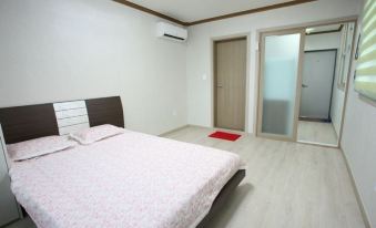 Samcheok Solbada Pension (Right in Front of Yonghwa Beach)