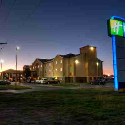 Holiday Inn Express & Suites Canyon Hotel Exterior