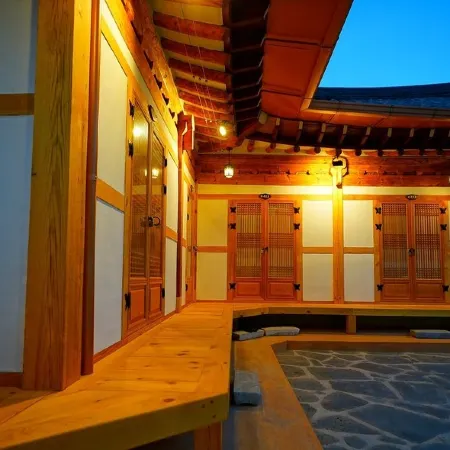 Hanok House Отели рядом с достопримечательностью «Павильоны Омоктэ и Имоктэ»